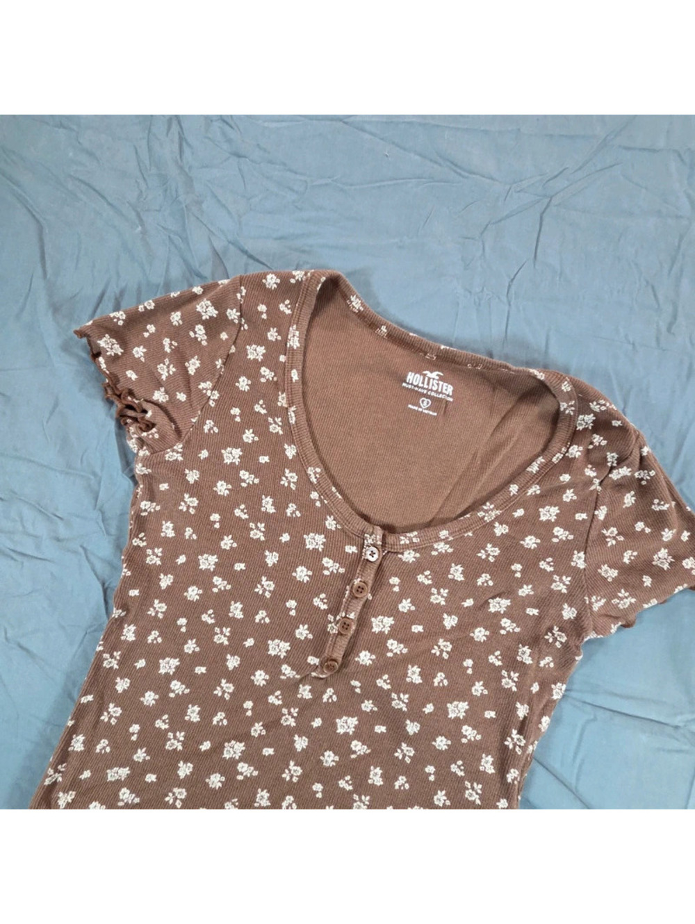 Hollister Must-Have Collection brown ditsy floral henley baby tee